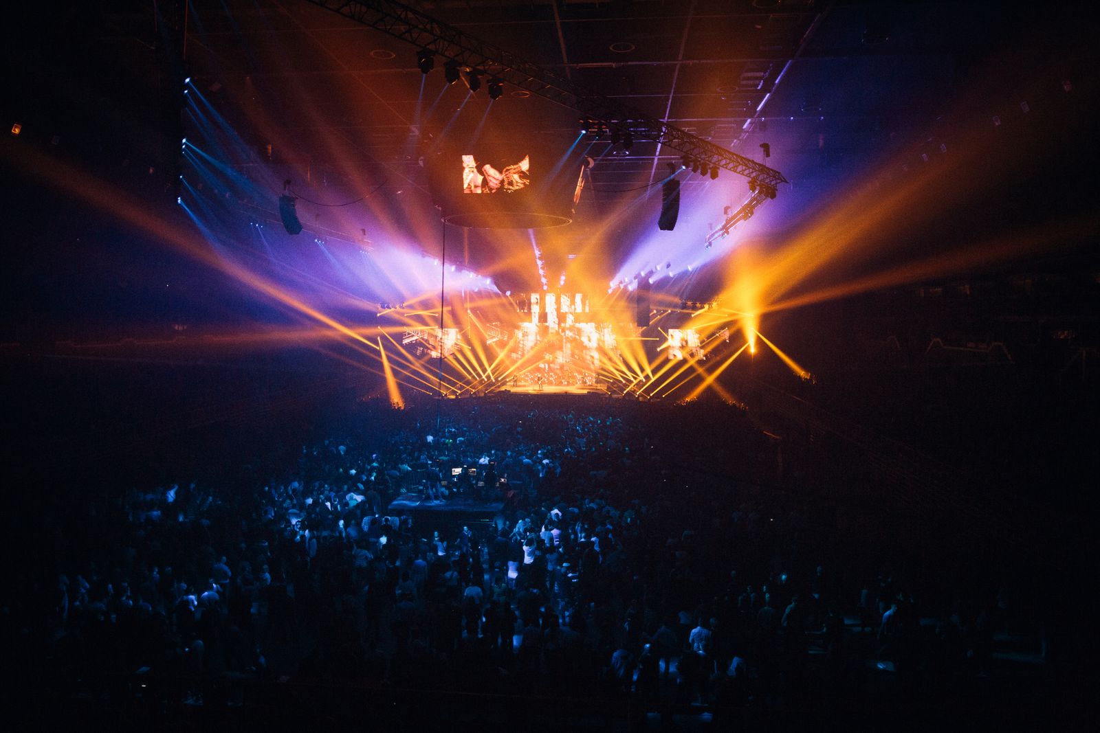 Concierto en vivo con luces y público, ambiente del show de Nickelback en México 2027