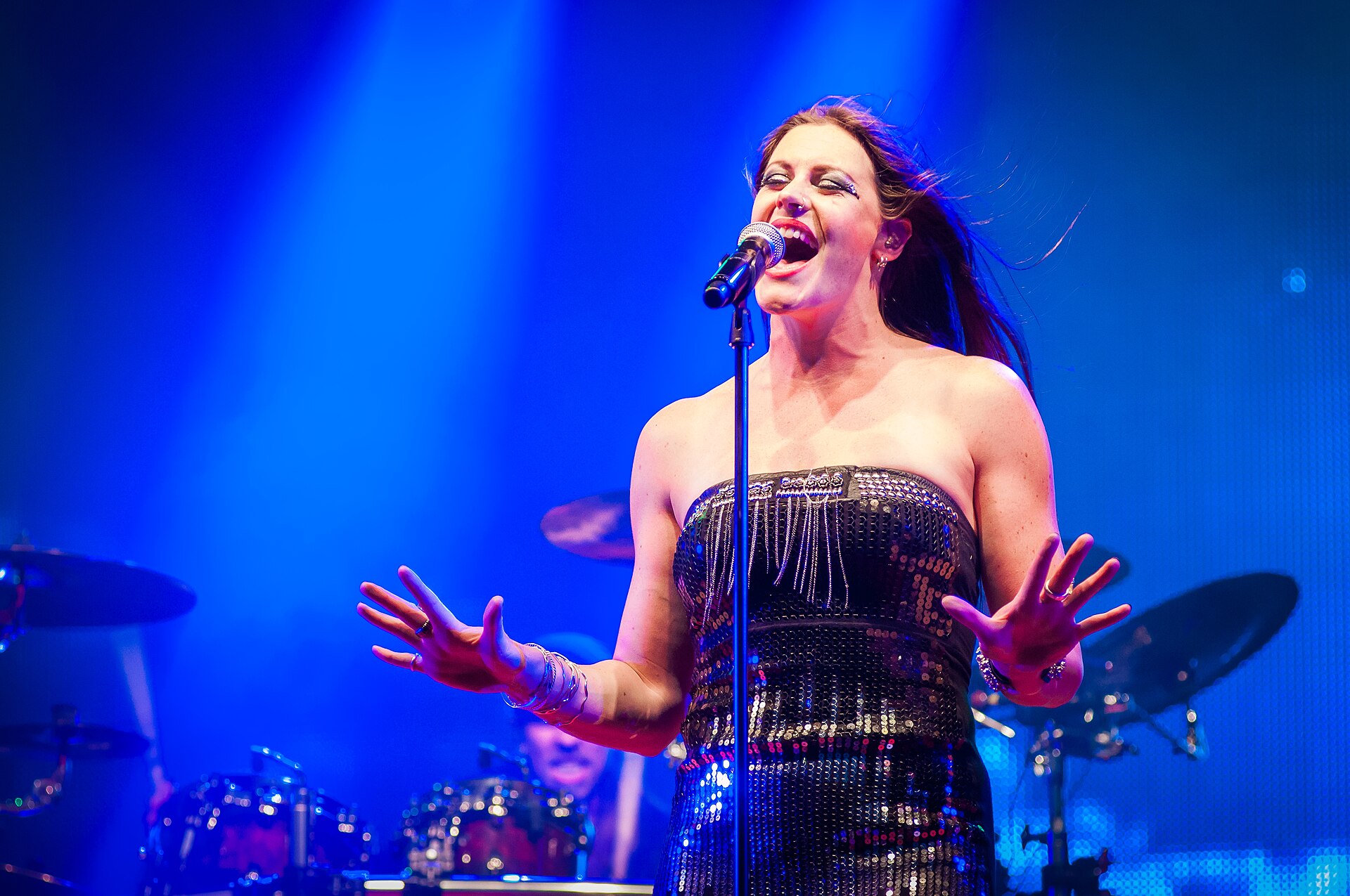 Floor Jansen, vocalista de Nightwish, cantando en vivo durante una gira