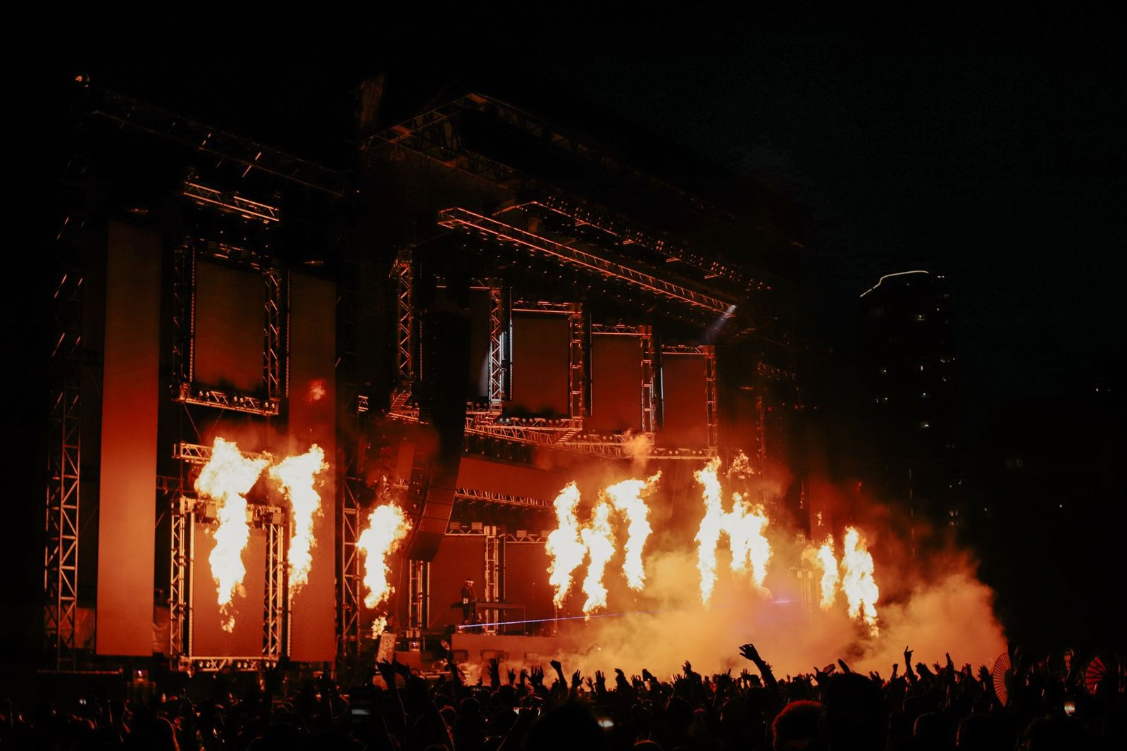 Concierto con llamas de pirotecnia y público entusiasmado, imagen ilustrativa de Rammstein Live in Mexico City