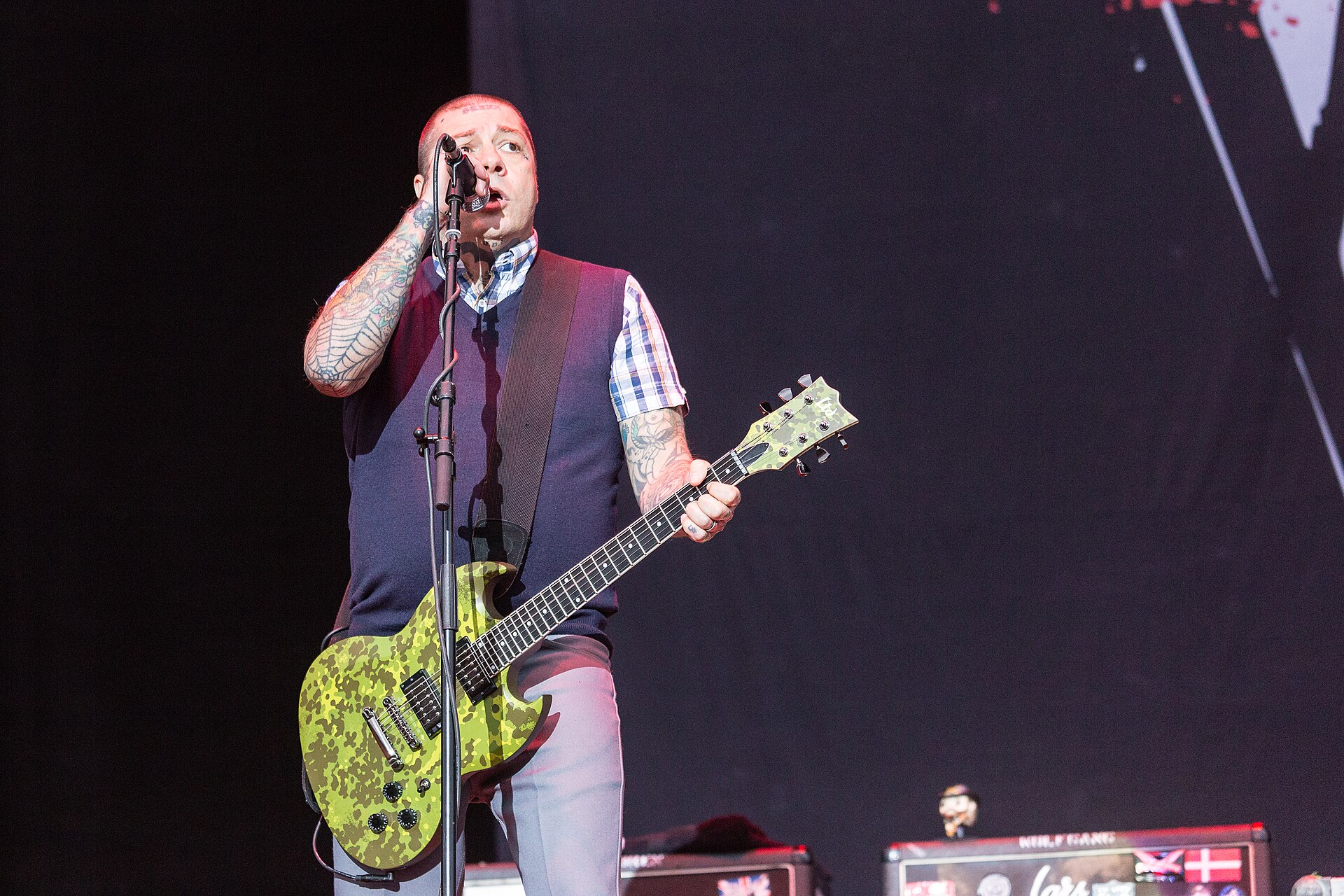 Lars Frederiksen de Rancid tocando en vivo en el festival Nova Rock 2017