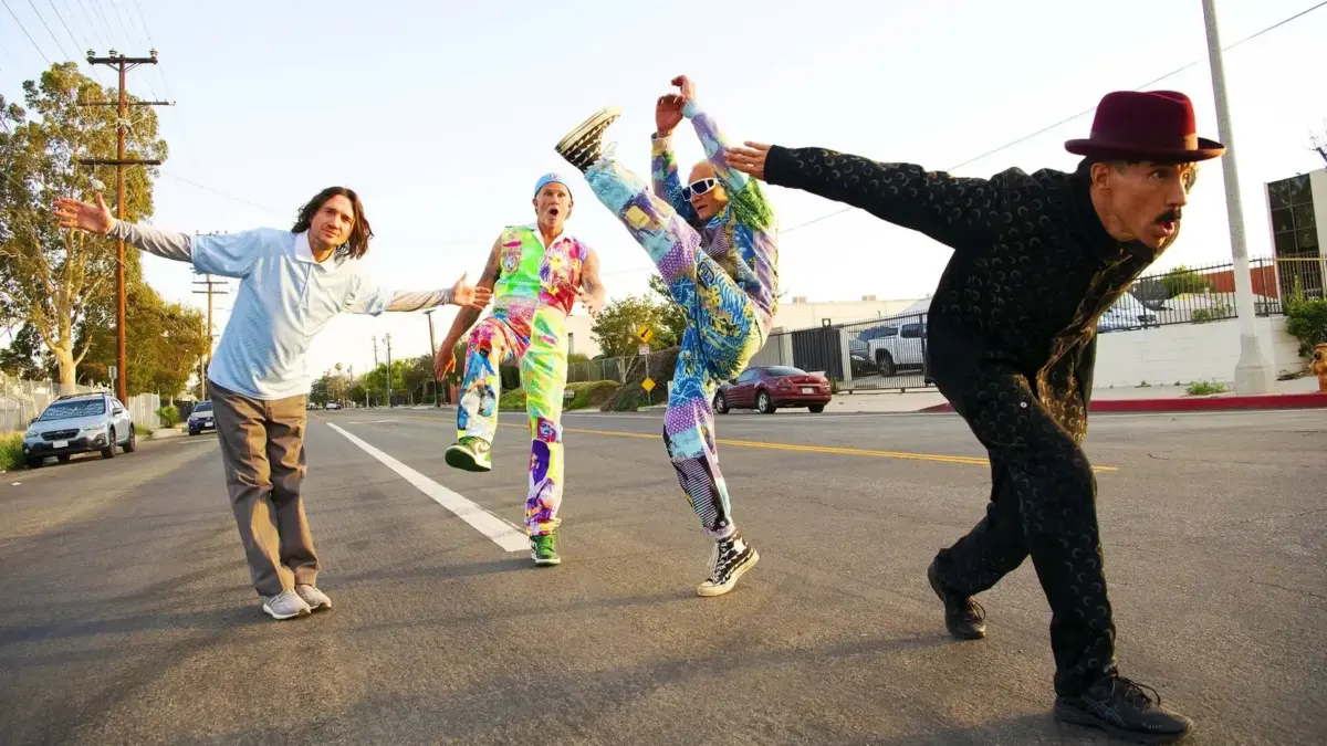 Red Hot Chili Peppers Reviven Clásicos Ochenteros en Concierto Benéfico en Los Ángeles