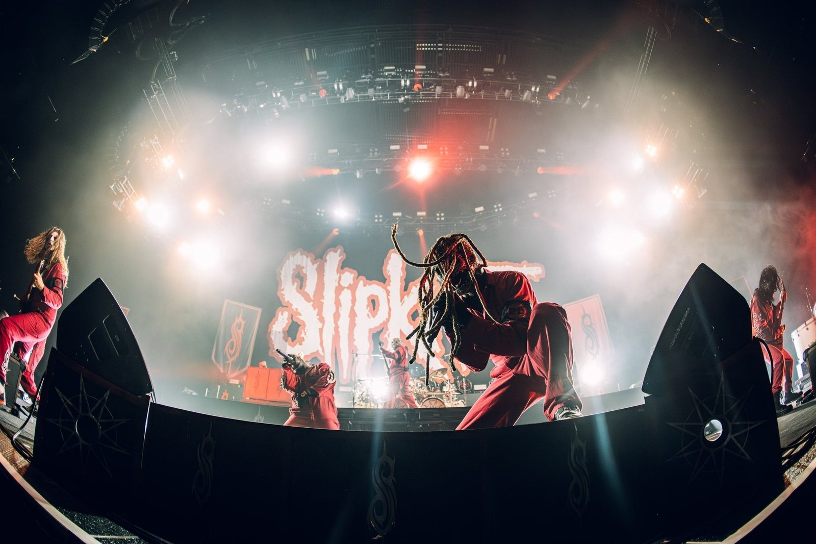 Slipknot en concierto con el logo de la banda iluminado sobre el escenario