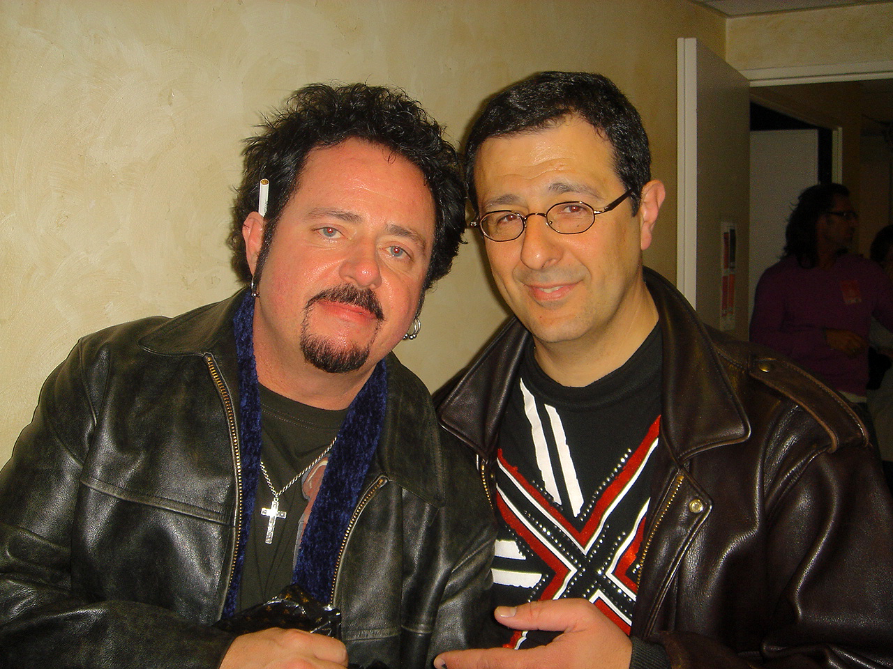 Steve Lukather tocando la guitarra en vivo, protagonista de la reedición de SantaMental