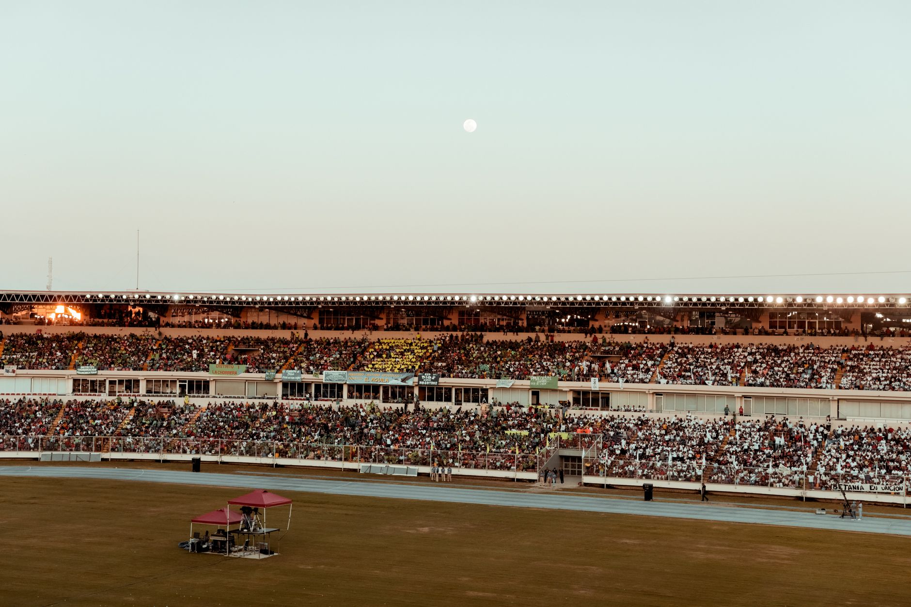 Estadio lleno al atardecer, escenario similar al Rose Bowl para el concierto de System of a Down en 2027