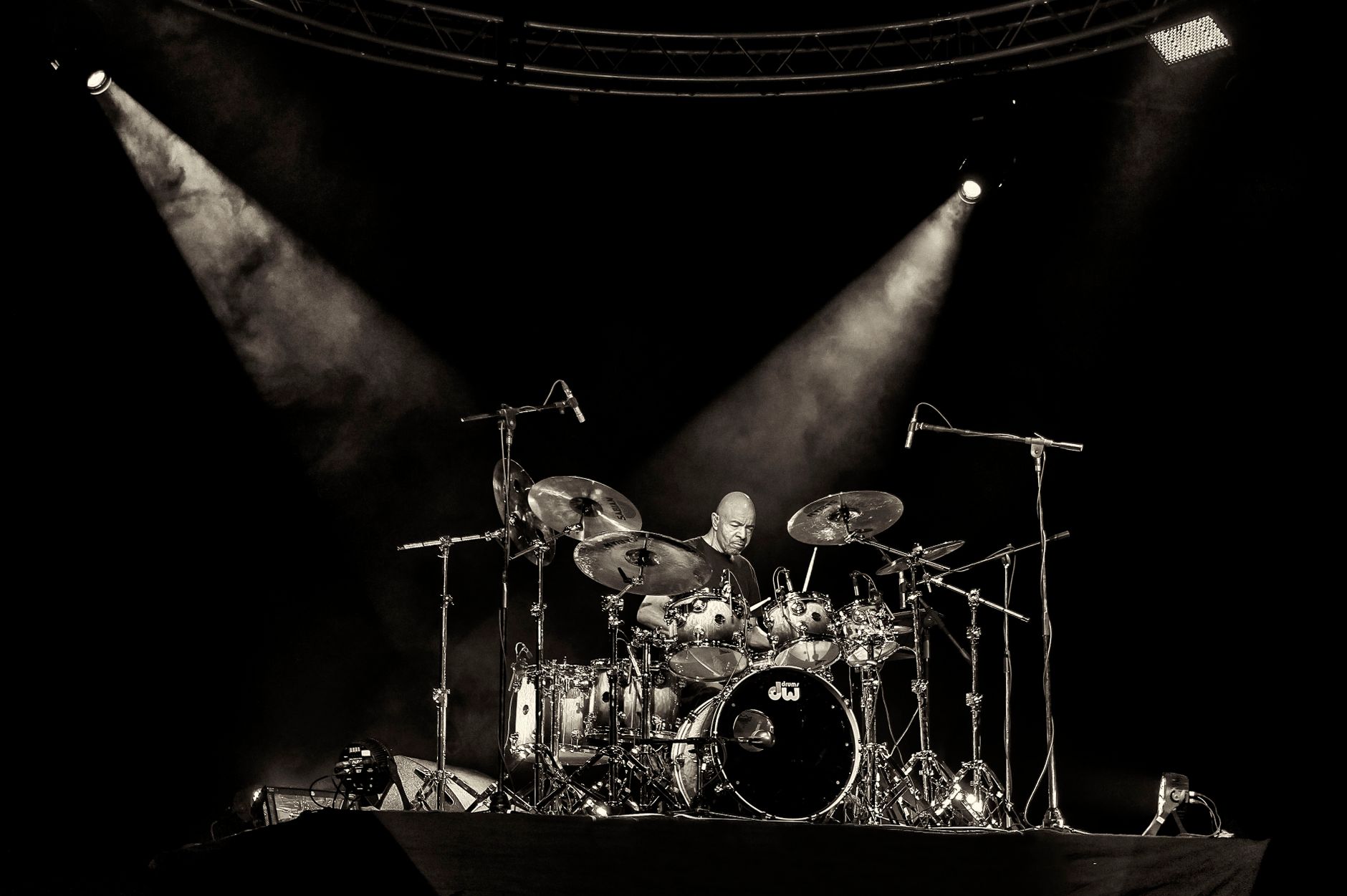 Baterista tocando con energía en un concierto, imagen ilustrativa de la batería de Charlie Benante