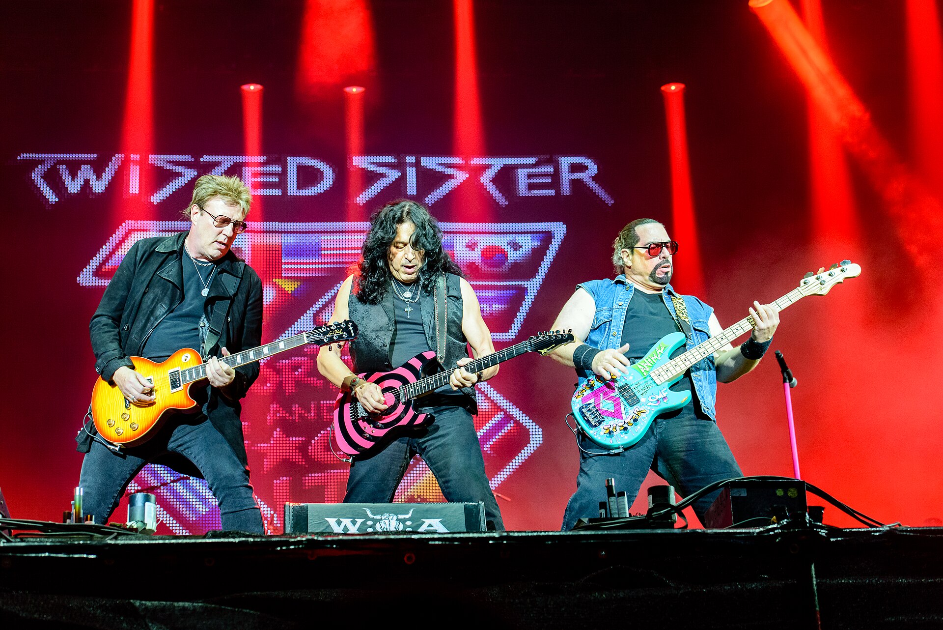 Twisted Sister sobre el escenario durante un festival, con su imagen clásica de heavy metal de los años ochenta