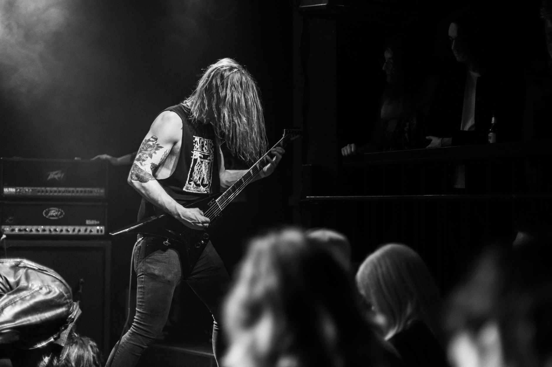 Guitarrista tocando en un concierto de rock, imagen de referencia de la cancelación de W.A.S.P. en Nueva Jersey